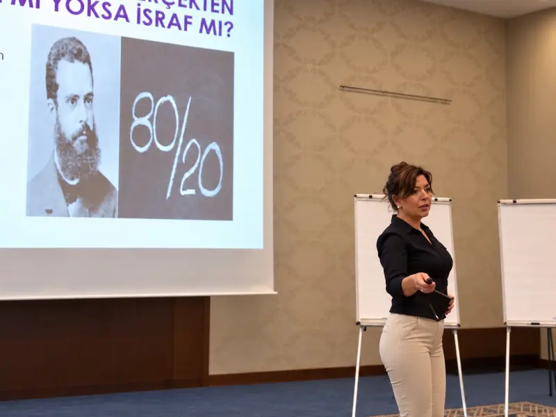 Ezel Abacı kurumsal bir eğitimde sunum yapıyor